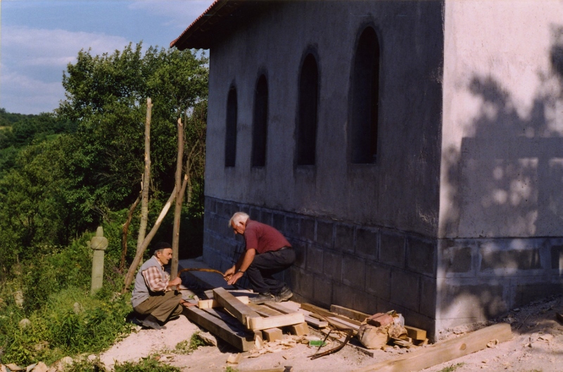 x7.Returnees rebuilding the turbe of Šej Hasan Kaimija at Kula Grad near Zvornik, Republika Srpska, June 2001. © Richard Carlton