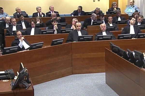 Milan Milutinović, Nikola Šainović, Dragoljub Ojdanić, Nebojša Pavković, Vladimir Lazarević i Sreten Lukić za vrijeme izricanja presude