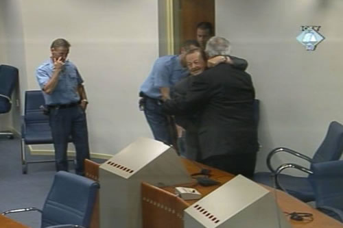 Ludvik Renko hugging Strugar in the courtroom